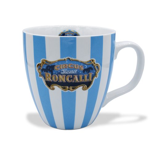 Ein weiß-blauer, vertikal gestreifter Becher mit Henkel und einem dekorativen Logo mit der Aufschrift „Circus Theater Roncalli“.