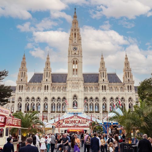 Wien Rathausplatz Circuszelt bei Tag