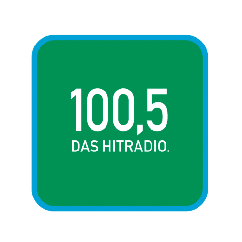Grünes Quadrat mit blauem Rand und der Anzeige „100,5 DAS HITRADIO.“ in schwarzer Schrift, zentriert im Quadrat.