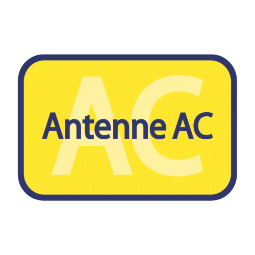 Gelbes rechteckiges Logo mit dunkelblauem Rand. Der Text „Antenne AC“ ist in fetten blauen Buchstaben geschrieben. Die großen Buchstaben „AC“ erscheinen schwach im Hintergrund.